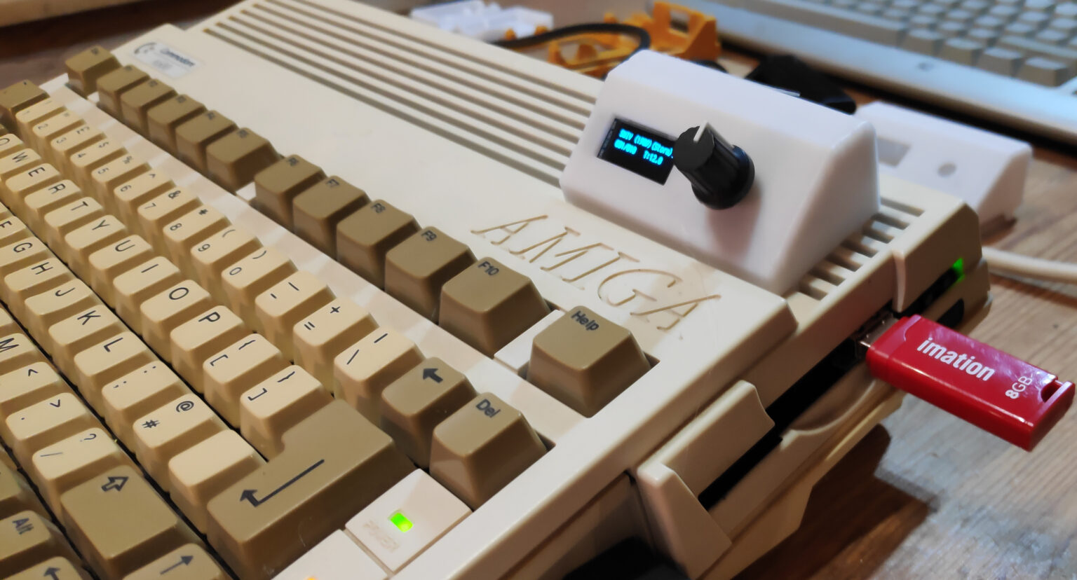 Gotek OLED Con Staffa Per Commodore Amiga 600 - Incluso Chiavetta USB, Il Tutto Vintage E Pronto All'uso!
